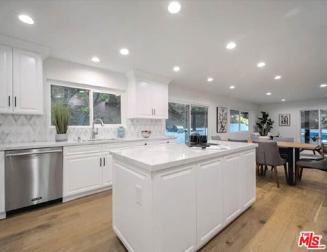Building Photo - 4732 Del Moreno Dr