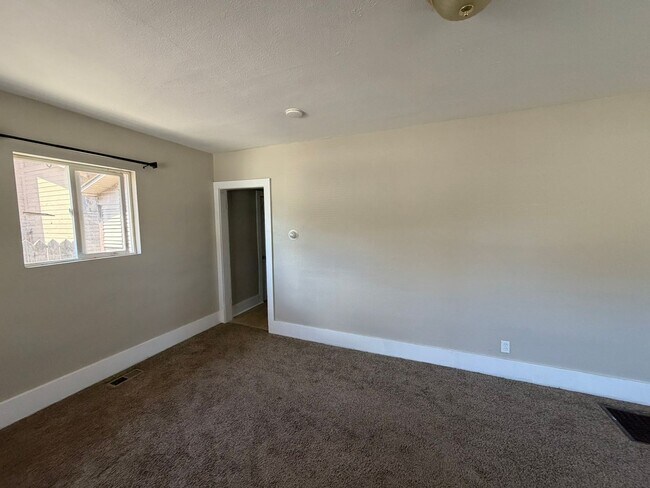 Building Photo - 404 E Kiowa St