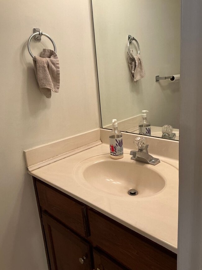 Building Photo - 1 Bedroom/2 .5 Bath Condo located in River...