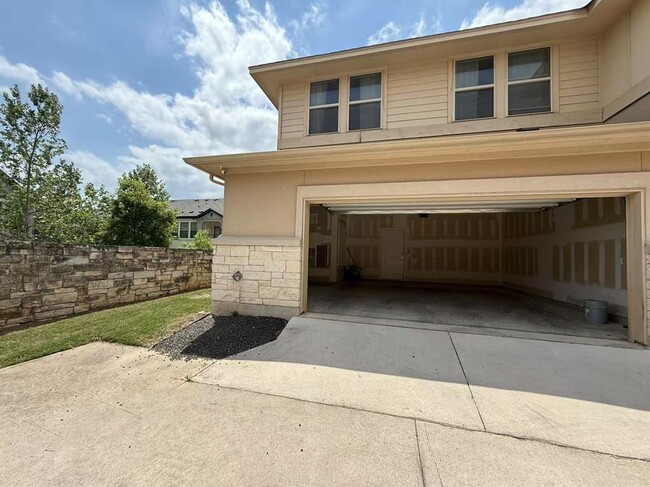 Building Photo - 13800 Lyndhurst St
