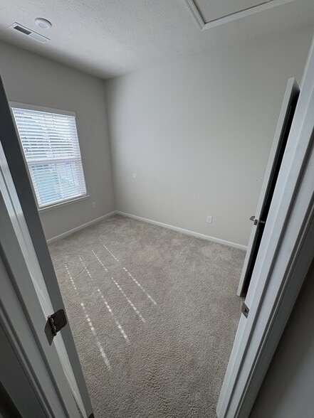 3rd floor bedroom (3) - 13 Wentworth Ln