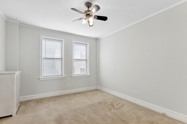 Building Photo - 1205 W Sherwin Ave