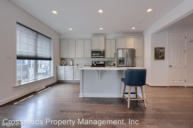Building Photo - 2 br, 3.5 bath House - 902 Mayer Place