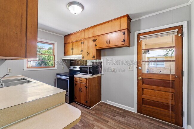 Building Photo - 2105 Eastland Dr