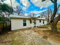 Building Photo - Cozy 2/1 Home