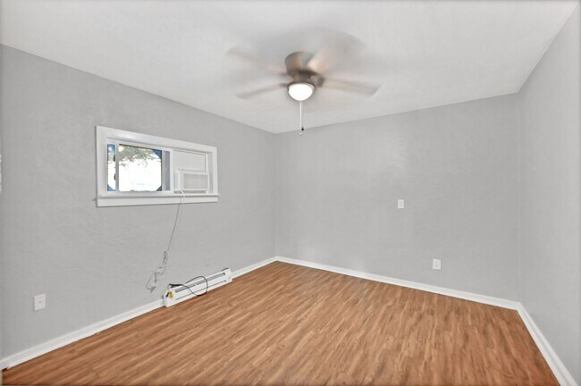 Building Photo - Asap Move In! Newley remodeled 2 bedroom