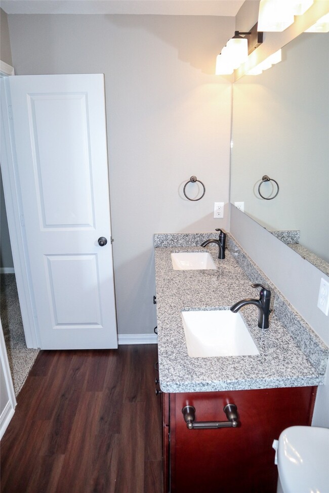 Building Photo - 118 Artesian Way