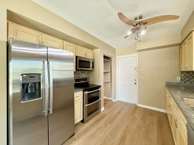 Building Photo - 2565 Granada Cir W