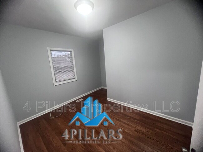 Building Photo - 403 Kenwood St