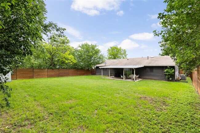 Building Photo - 8704 Clarewood Dr