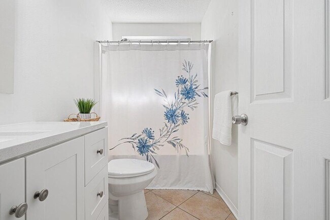 Building Photo - 42 Vía Largo