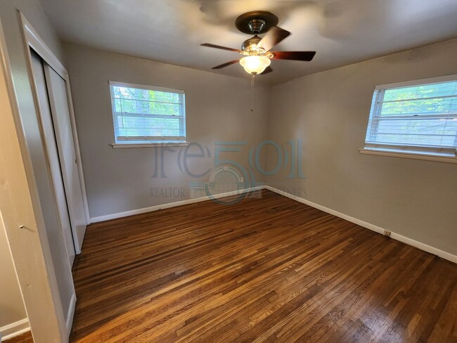 Building Photo - Wonderful 3BR/1.5BA Just a few blocks away...