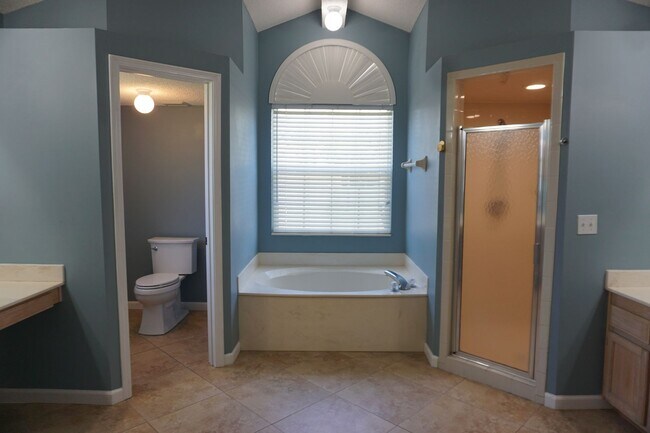 Building Photo - 4 Bedroom 2 Bathroom Home with Garage