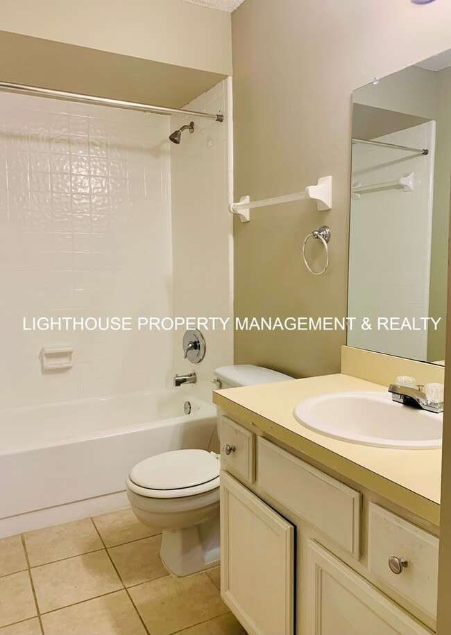 Building Photo - 2 Bed/2 Bath Single Story Townhome with At...