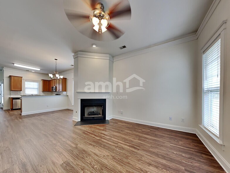 Building Photo - 206 Hydrangea St