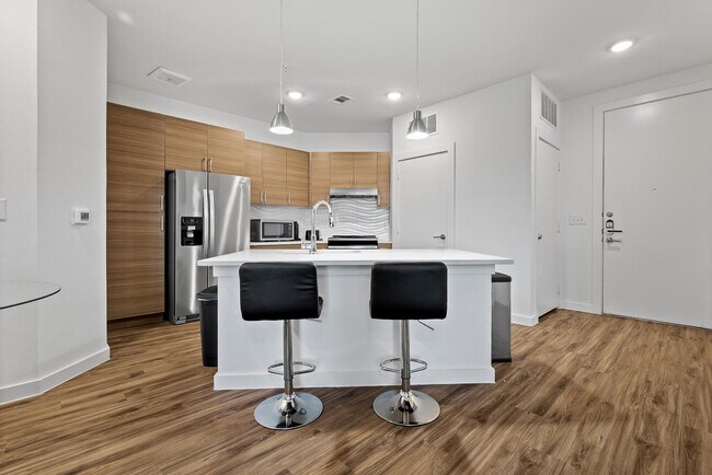 Building Photo - 2425 E Riverside Dr