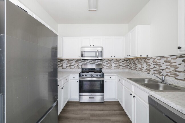 Building Photo - 3317 Stratford Ct