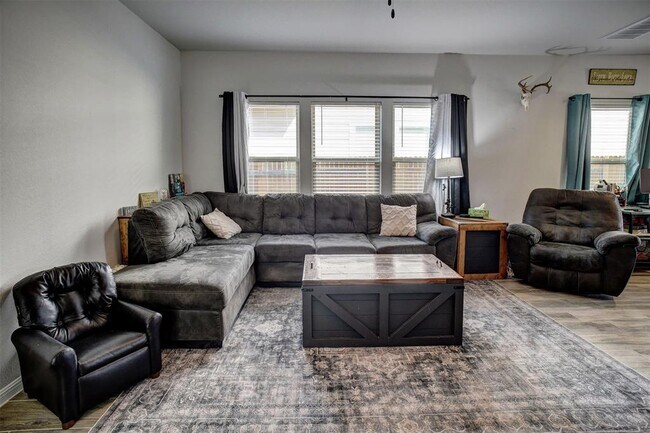 Building Photo - 205 Driftwood Ln