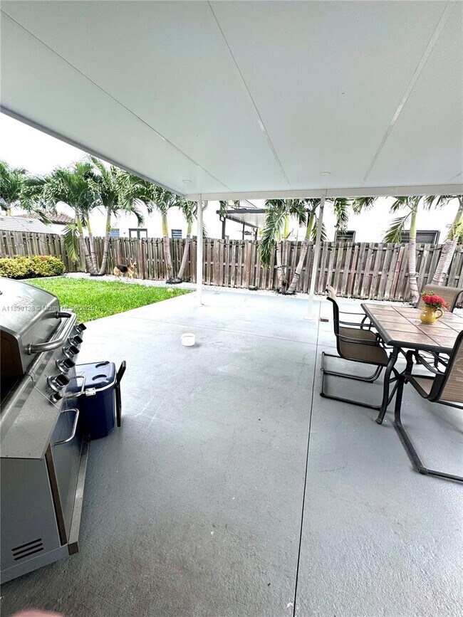Building Photo - 25001 SW 118 Ct