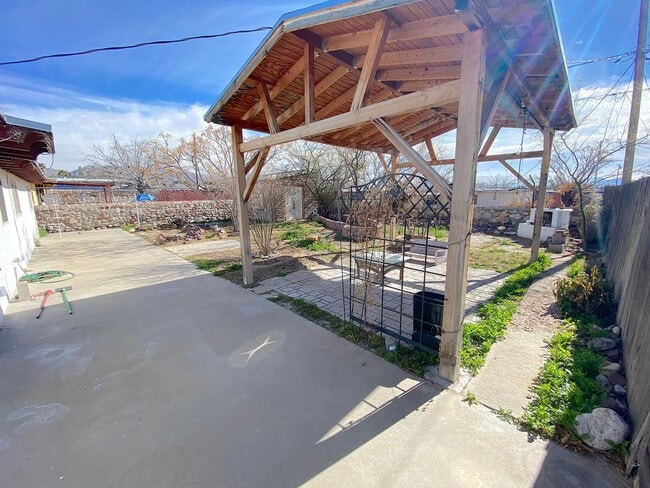 Building Photo - West El Paso 4 bed refrig A/C Home