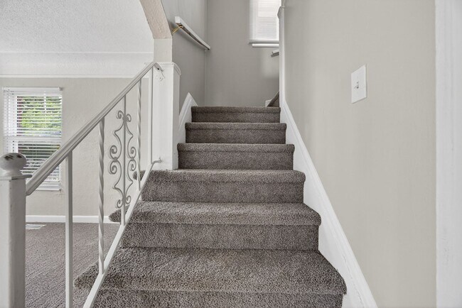 Building Photo - Spacious 3 bed 1.5bath Brick Colonial **Open House Sat June 6th from Noon to 1pm**