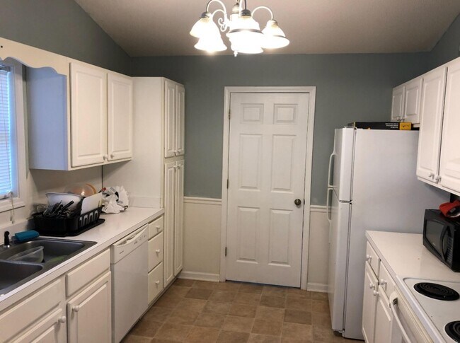 Kitchen. - 1821 Barberry Dr