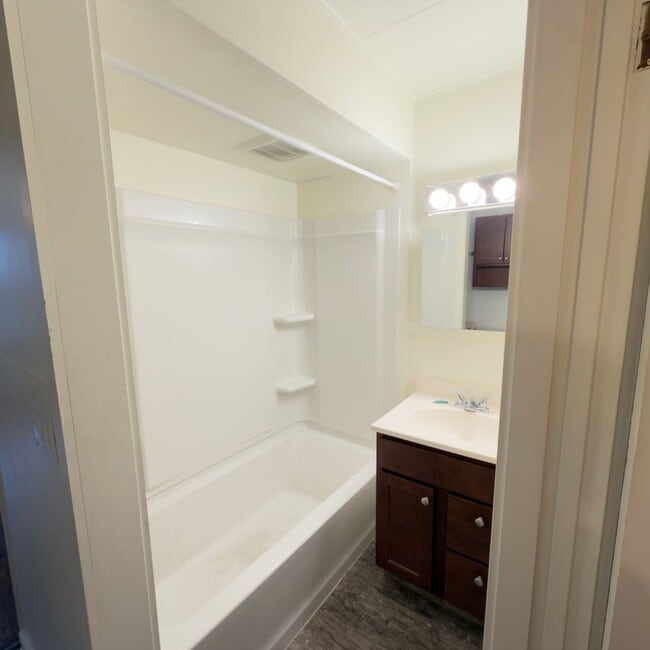 Building Photo - 641 Parkwood St NE