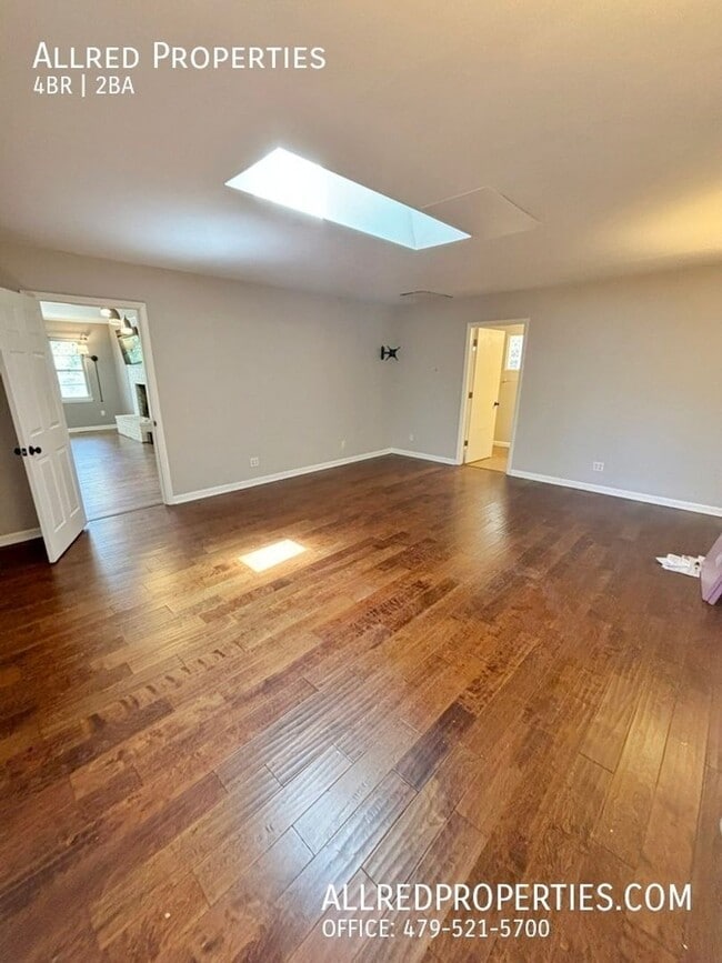 Building Photo - Beautiful 4BR/2BA Home Near U of A! Decemb...