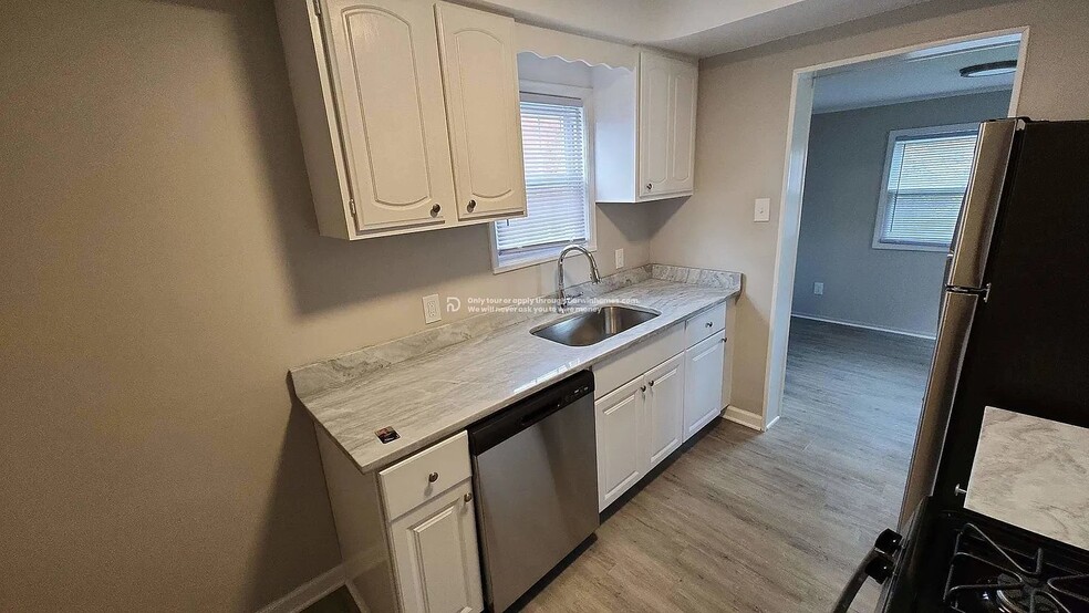 Building Photo - 3965 Warrendale Rd