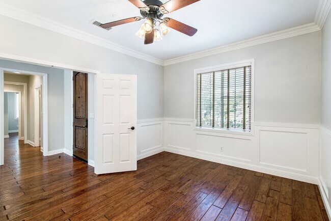 Building Photo - Beautiful 5 bedroom/ 3 Bath Miraleste home...