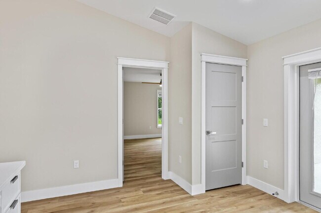 Building Photo - Modern Living Awaits!