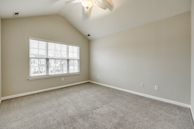Building Photo - Location, Location, Location! 3 Bedroom 2....