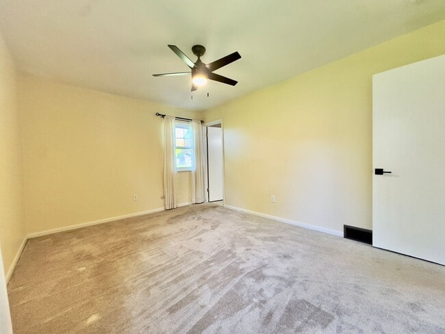 Building Photo - 5247 Silvertown Dr