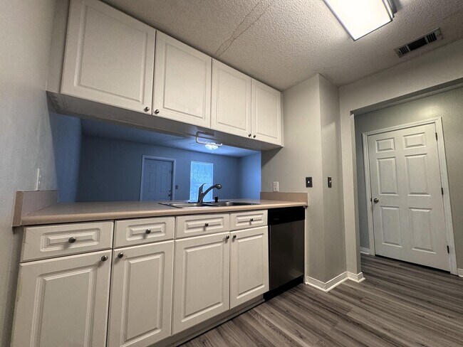 Building Photo - 852 Dunwoody Pl