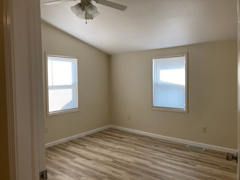 Building Photo - 51 E Main St