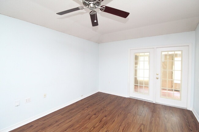 Building Photo - Charming 2BD/2BA Cottage in the Cottages a...