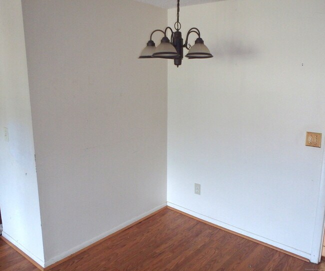 Building Photo - 249 High Path Rd