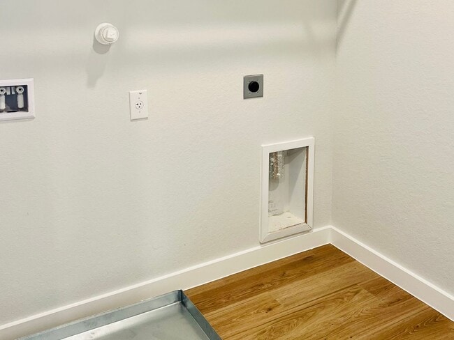 Building Photo - 14607 Emerio Dr