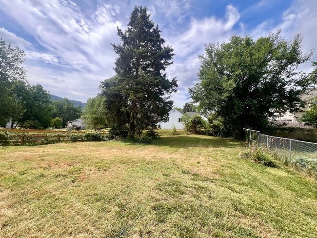 Building Photo - 810 Stonehenge Ave