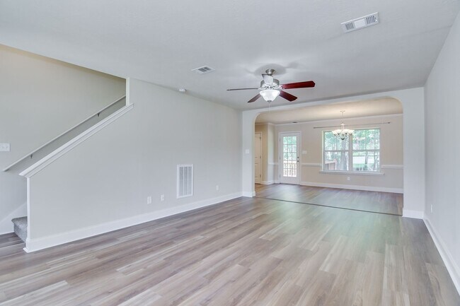 Building Photo - 3 Bedroom 2.5 Bath - Over Half Acre Lot!