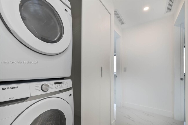 Building Photo - 700 NE 24th St