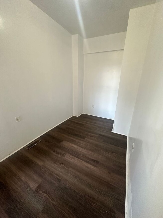 Building Photo - 650 W King St