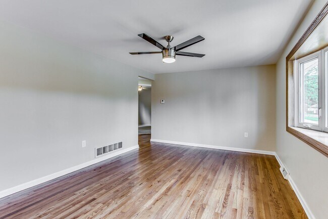 Building Photo - AVAILABLE MID-SEPTEMBER! Gorgeous 3-bedroo...