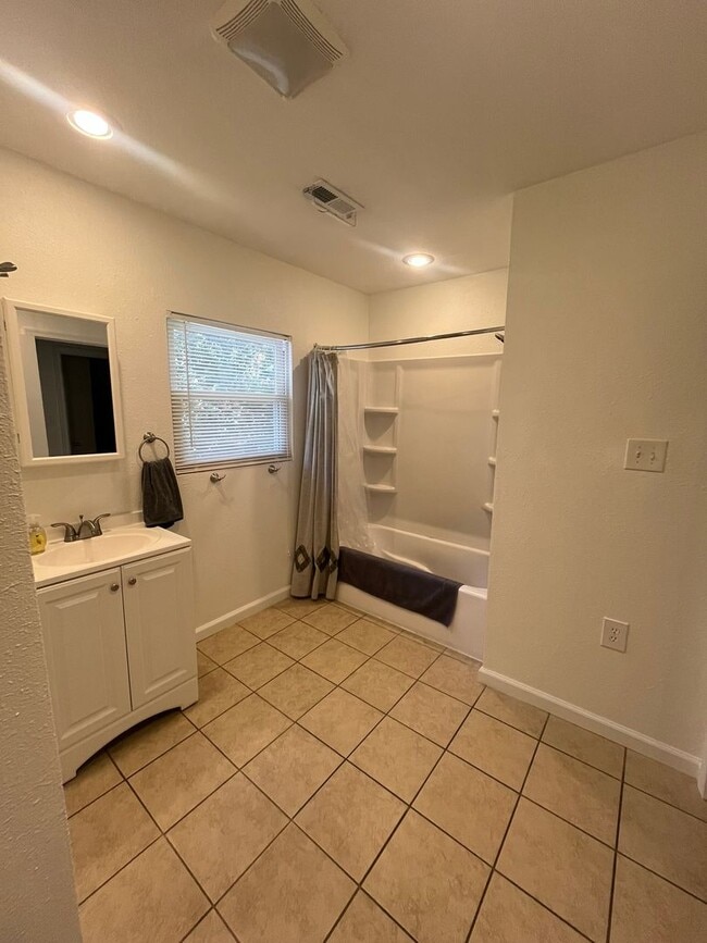 Building Photo - Gorgeous private home in Altavista!