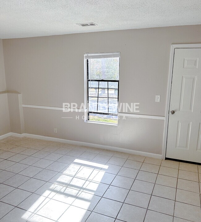 Building Photo - One month FREE RENT!