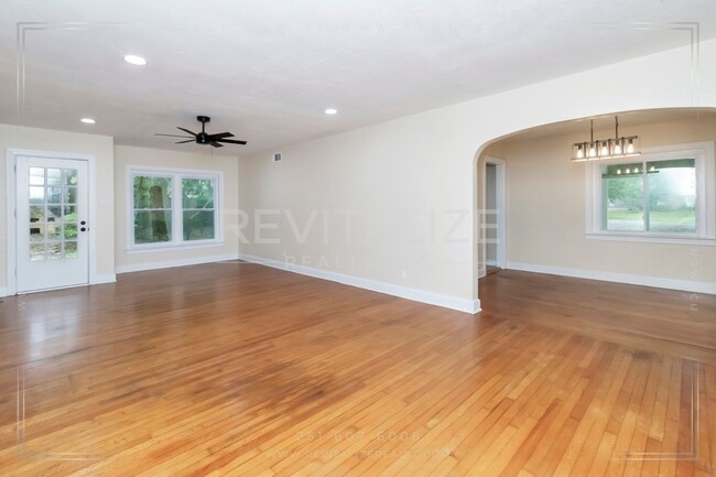 Building Photo - **Half-off Deposit!** Beautiful Renovated ...