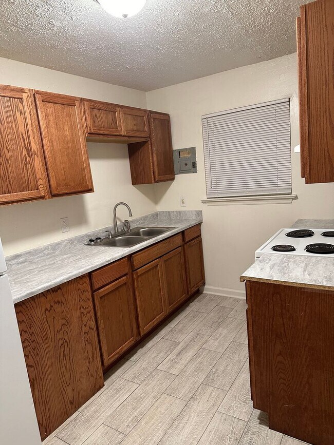 Building Photo - Spacious 2bedroom Townhome (500.00 off first full months rent ) Apply by 4/20/2026
