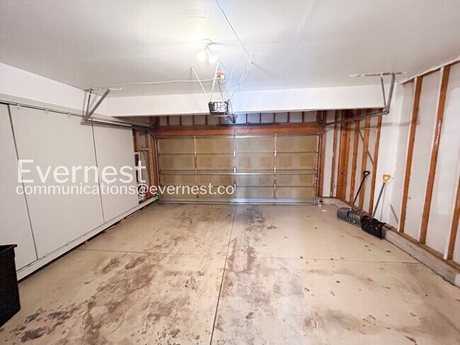 Building Photo - 4 Bed, 3.5 Bath Home with Fenced Yard & Garage / Available Soon!