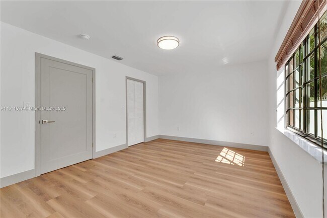 Building Photo - 443 SW 21st Rd