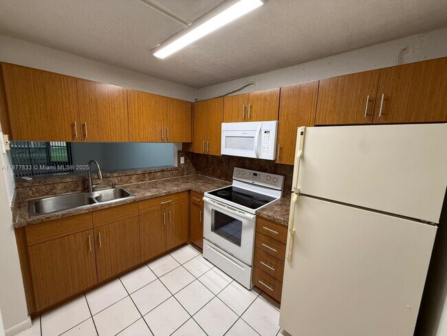 Building Photo - 3396 Foxcroft Rd